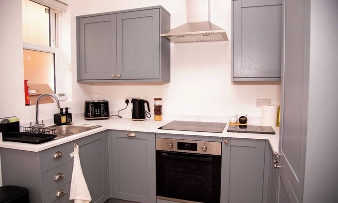 Rushmoor District Apartment | Smart Stay BnB | Next to Farnborough Airport | Sleeps 6 | Parking | Garden