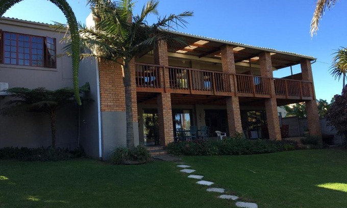 Nahoon House | Beautiful Oceanfront Smart Villa Guest House with Breakfast