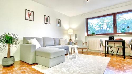 Freiberg am Neckar Apartment | SmartApart Stuttgart: Garden Retreat with Workspace