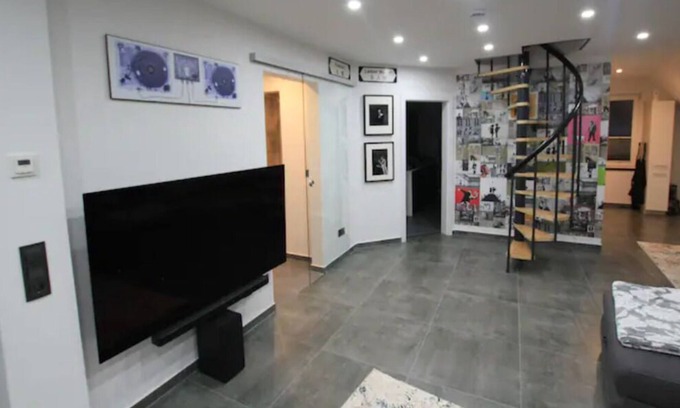 Leer Apartment | Smartroom: Pet-Friendly Retreat with Spa and Breakfast