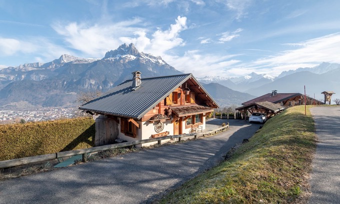 Sallanches Ski Chalet | SmartStay: Cozy Chalet with Kitchen Near Mont Blanc