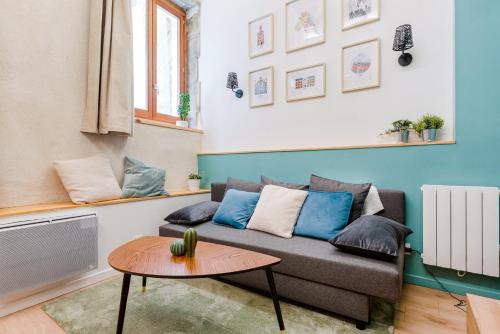 Griffon - Royale Apartment | SmartStay Duplex in City Center - Family Friendly Haven