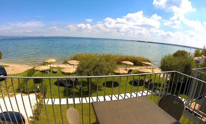 Sirmione Apartment | Oceanfront Escape at Smeraldo dip Villa Canneto