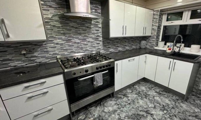 Birmingham House | Smethwick - House - Sleeps 8 - Parking