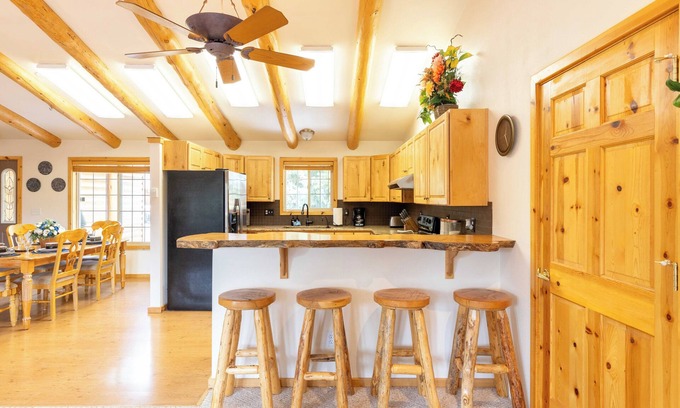 Ketchum House | Smiley Creek Log Cabin: Perfect Getaway for Outdoor Lovers
