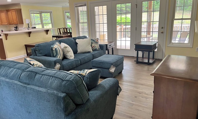 North Shore House | Idyllic Smith Mountain Lake Area with Pool & Spa Amenities
