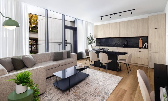 Yaletown Hotel | Discover Smithe House: Family-Friendly Retreat with Spa