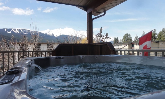 Smithers House | Discover Smithers Guesthouse: Rated 9.6/10 with Spa & Hot Tub