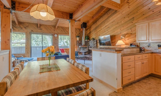 Warm Springs Condo | Scenic Smokey Plaza Condo 1 with Hot Tub & Spa Amenities