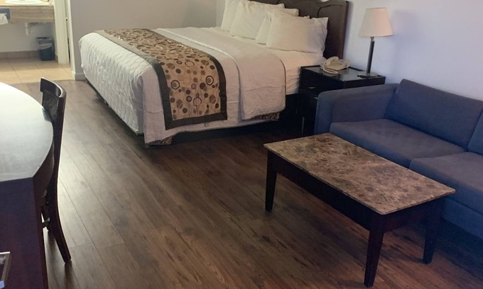 Arlington Hotel | Cozy Smokey Point Motor Inn with Family-Friendly Amenities