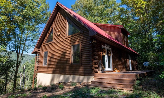 Waynesville Cabin | Guest Rated 10/10: Smokies Overlook Lodge with Spa & Game Room