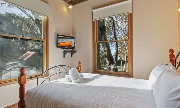 Dinner Plain Ski Chalet | Family-Friendly Smoko Chalet with Kitchen Amenities