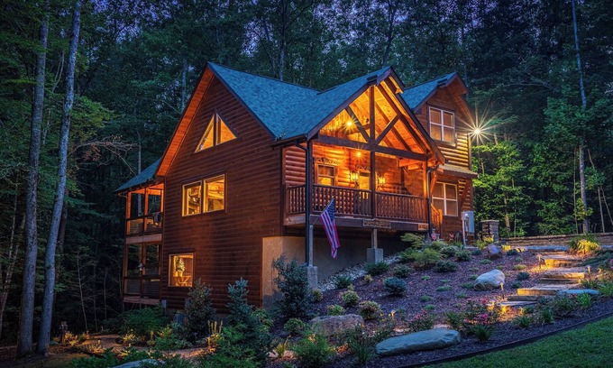 Gatlinburg - Pigeon Forge Cabin | Smoky Mountain Bliss/Minutes to- PF-Gatlinburg/HotTub/Theatre/GameRoom