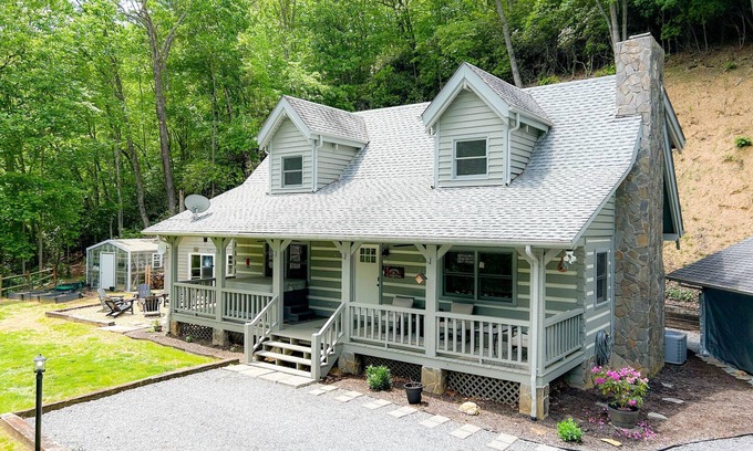 Whittier Cabin | Experience Amazing Grace Cabin: A Sweet Smoky Retreat