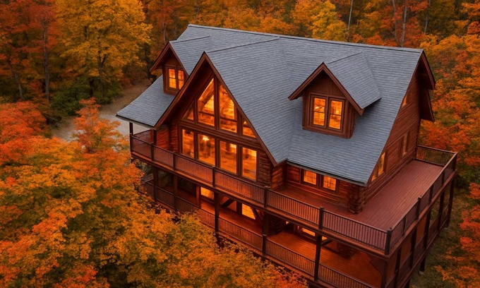 Gatlinburg - Pigeon Forge House | Unwind at The Solstice: Mountain Views & Relaxing Hot Tub