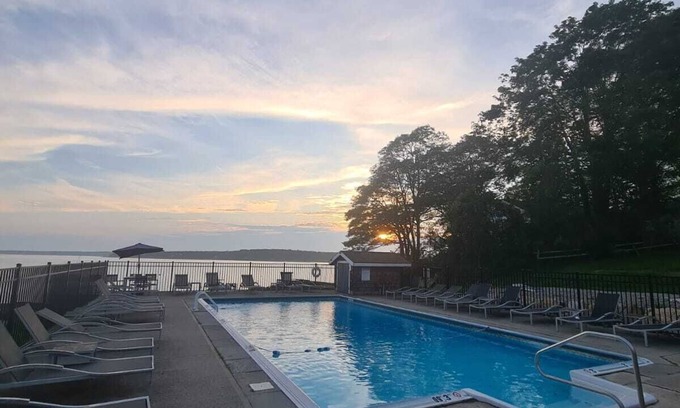 East Boothbay Hotel | Escape to Smuggler's Cove Inn: Pool, Spa & Family Fun