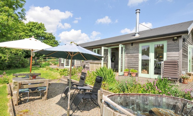 Saint Breward Cottage | SMUGGLERS, pet friendly, with hot tub in St Tudy