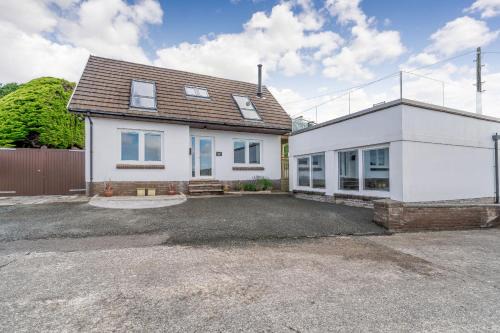Milford Haven House | Pet-Friendly Escape at Smugglers Rest - Rated 9.5/10