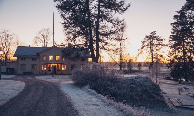 Dala-Jarna House | Discover Snöå Bruk AB: Family-Friendly with Pool & Spa