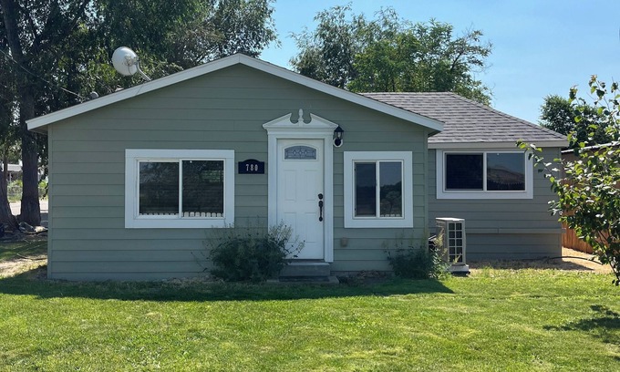 Grand View House | Idyllic Snake River Cabin with Ocean View in Grand View