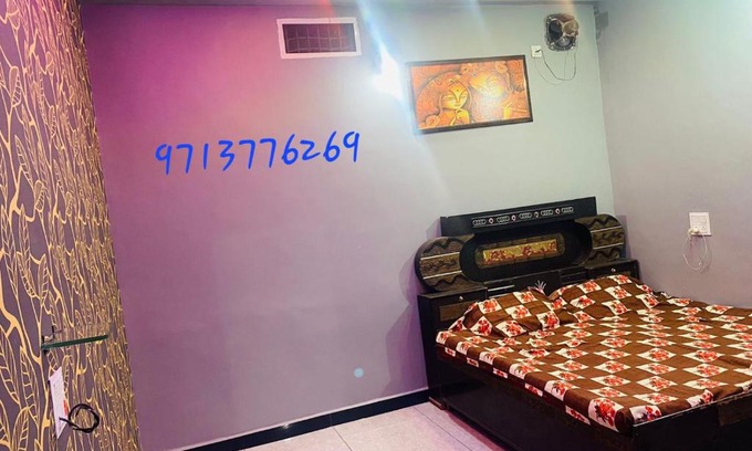 Ujjain House | Cozy SneaShree Homestay on Maksi Road with Breakfast