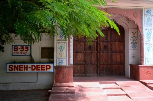 Jaipur House | Budget-Friendly Sneh Deep Guest House with Family Amenities