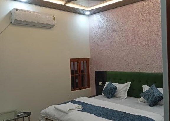 Malihabad Hotel | Snerola family hotel