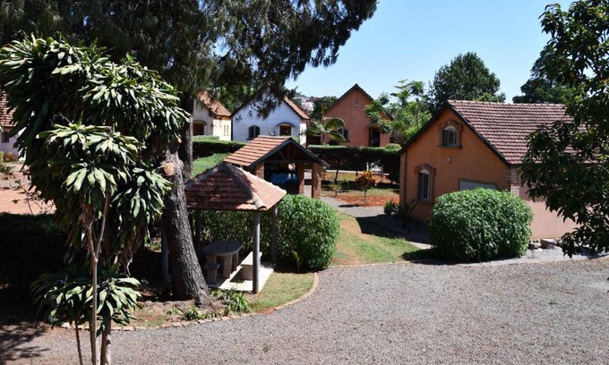Ambohibao Apartment | Cozy SNI-Village by Lake Andranotapahana with Breakfast