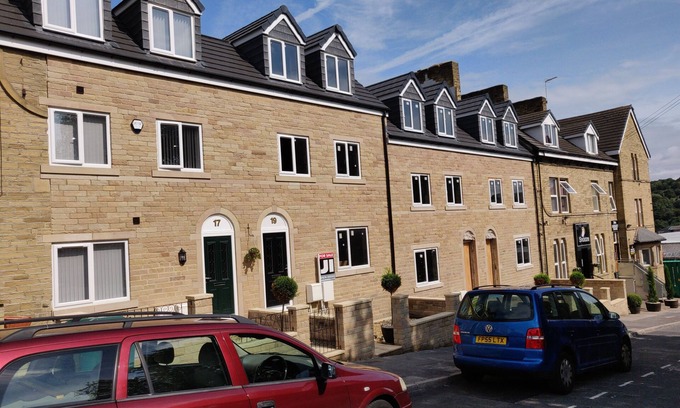 Bradford Apartment | Cozy Snooze Apartments Flat 53 with Kitchen & Breakfast