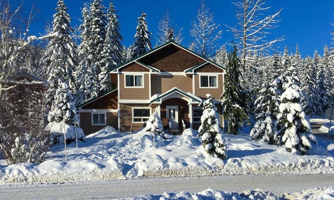 Hyak House | Discover Snoqualmie Palace: Pet-Friendly & Family Welcoming
