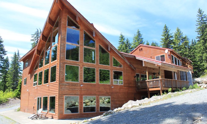 Easton Cabin | Unforgettable Snoqualmie Pass Lodge by Lake Kachess