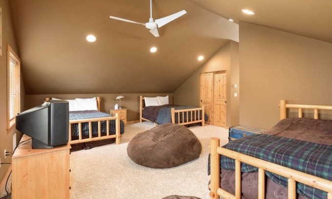 Snoqualmie Pass Ski Chalet | Cozy Snoqualmie Pass Cabin Steps from Ski Lifts & Ocean View