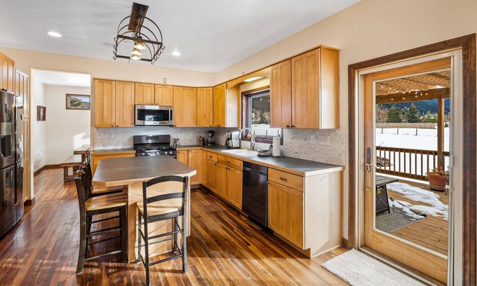 Bozeman House | Snow Creek: Family-Friendly Retreat with Spa & Hot Tub