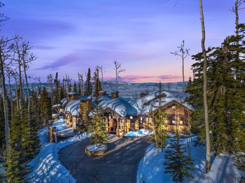 Park City House | Relax at Snow Meadow: A 4-Star Haven with Pool & Spa