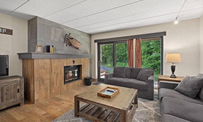 West Dover Condo | Cozy Snow Tree Lodge at Mount Snow with Fireplace & Breakfast
