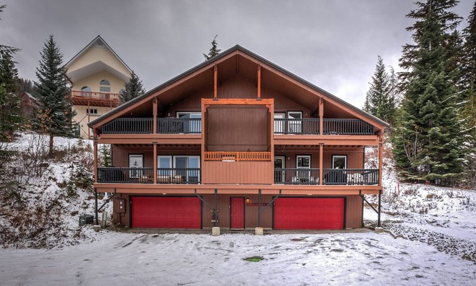 Sandpoint Cabin | Snowberry 2: Spacious Retreat with Sauna & Hot Tub, Sleeps 30!