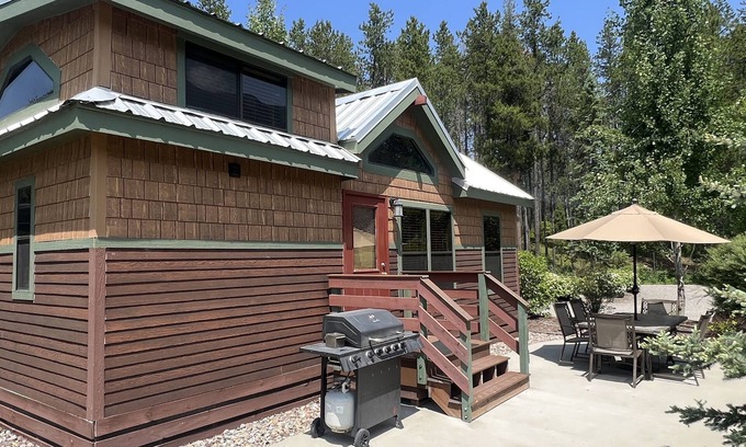 West Glacier Cabin | Cozy Snowberry Cabin: Family-Friendly Stays with Breakfast