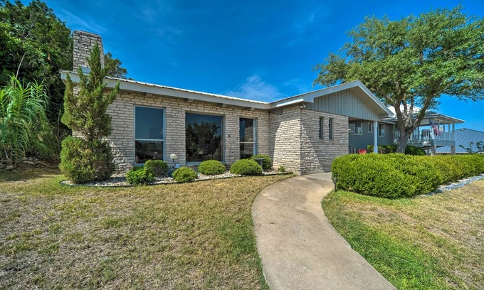 Kerrville House | Inviting Snowbird-Friendly House with Game Room & Kitchen