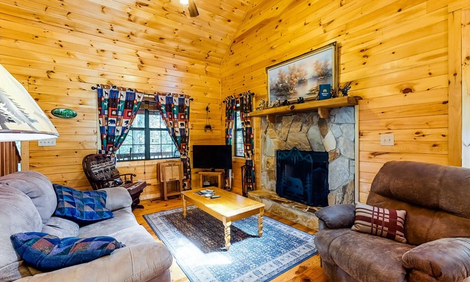 Williamstown Cabin | Cozy Log Cabin Retreat with Hot Tub & Game Room