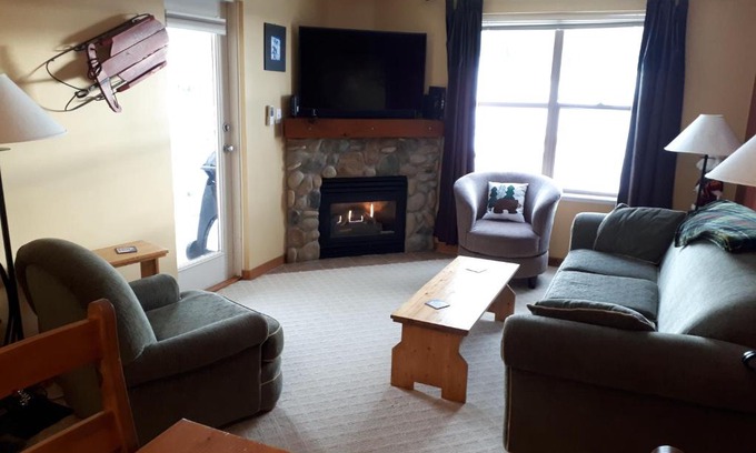 Silver Star Mountain Apartment | Experience Snowbound: Family-Friendly with Hot Tub & Breakfast