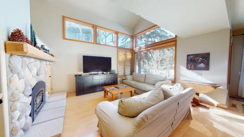 Mammoth Lakes House | Snowcreek Resort Vacation Rentals 719 Fairway Circle