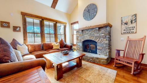 Mammoth Lakes Apartment | Relaxing Snowcreek VI Lodges Condo with Hot Tub & Breakfast