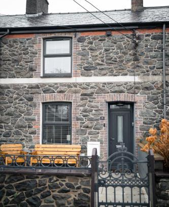 Llanberis House | Eco-Friendly Snowdonia Quarryman Cottage with Hot Tub