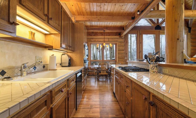 Mountain Village Cabin | Snowdrift Cabin by Avantstay: Prime Ski Access & Spa Retreat