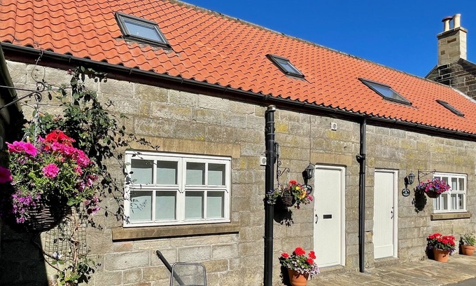 Danby Cottage | Cozy Snowdrop Cottage: Child-Friendly Retreat for Two