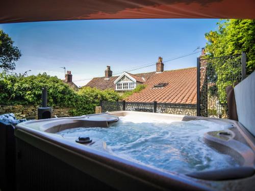 Welburn House | Snowdrop Cottage: Pet-Friendly Retreat with Hot Tub & 10/10 Score