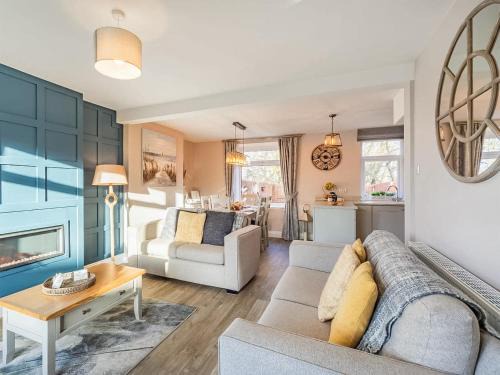 North Sunderland House | Inviting Snowdrop Cottage: Family & Pet-Friendly Retreat