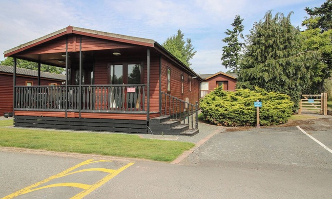 Eardisland Cottage | Family-Friendly Snowdrop Hotel with Garden in Eardisland
