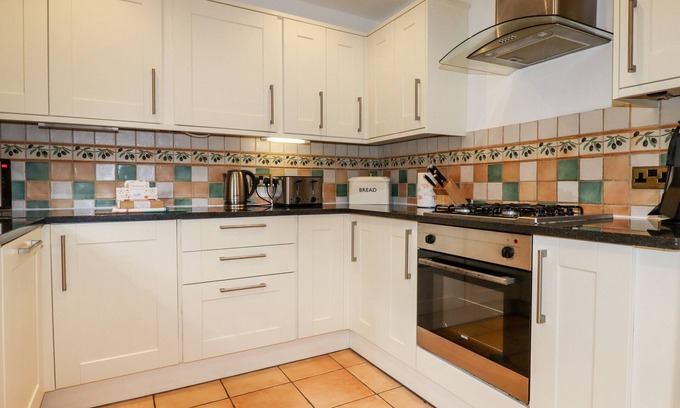St Wenn Cottage | Family-Friendly Snowdrop Cottage with Pool & Spa in Wadebridge