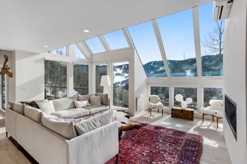 Vail House | Unforgettable Snowfall Sanctuary: Family Retreat with Hot Tub